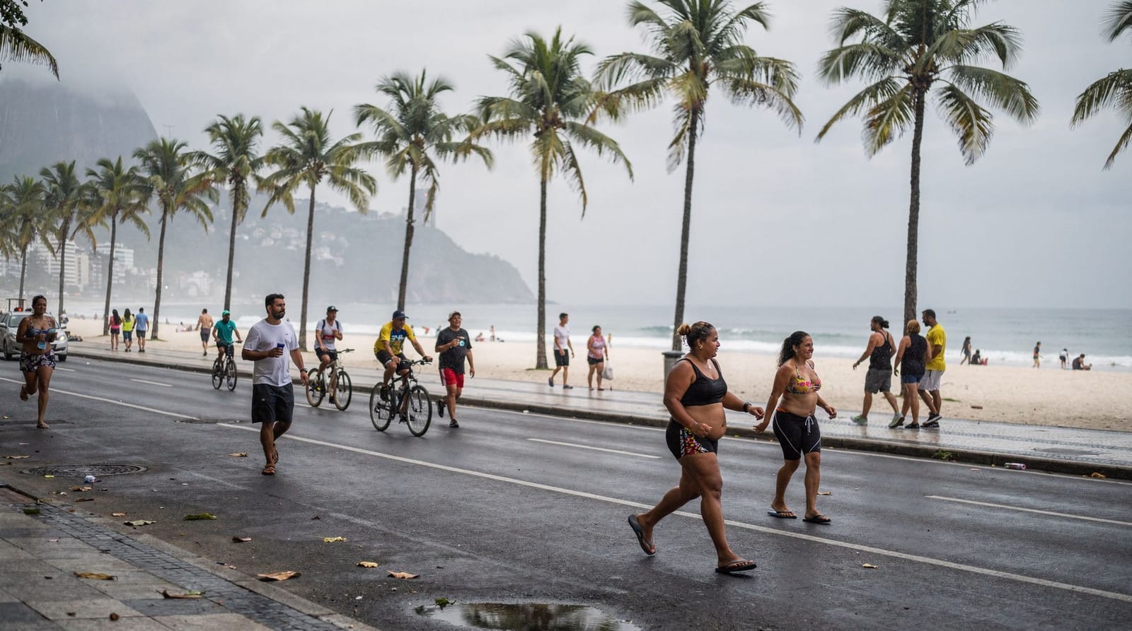 Sunday on the Avenida Atlântica