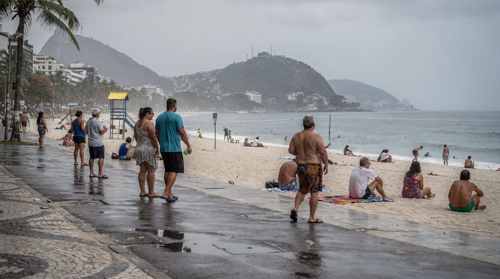 Why Rio beaches have no towels