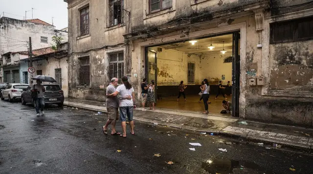 Rio: Pub Crawl in Lapa with Cachaça Tasting and Live Samba