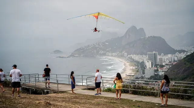 Rio de Janeiro: Pedra Bonita Hike and Hang Gliding Flight Watching